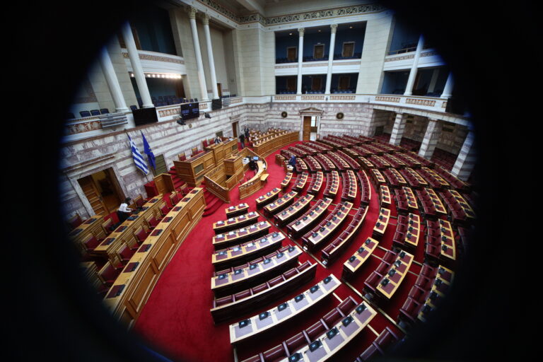 Γιατί ο ΣΥΡΙΖΑ παραμένει αξιωματική αντιπολίτευση αφού ισοψηφεί σε βουλευτές με το ΠΑΣΟΚ