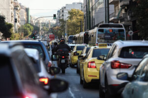 Νέος ΚΟΚ: Τι αλλάζει για μηχανάκια, πεζούς, πρόστιμα και ηλεκτρικά πατίνια από τη νέα χρονιά