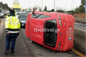 Θεσσαλονίκη: Ανατροπή οχήματος με δύο ανήλικα στον περιφερειακό