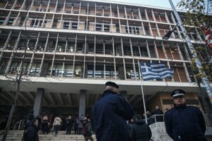 Θεσσαλονίκη: Παρέσυρε με αυτοκίνητο την πρώην σύζυγό του και προσπάθησε να την πνίξει 