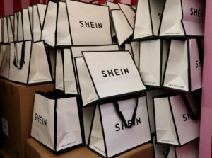 Shein: Ξεκινά έρευνα κατά της πλατφόρμας online πώλησης ρούχων - Τι ψάχνει η Ευρωπαϊκή Επιτροπή πίσω από τη φτηνή μόδα