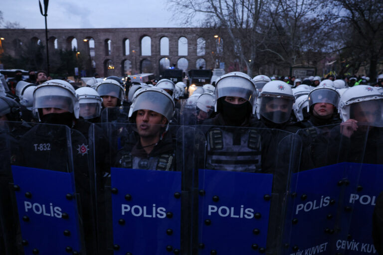 Κωνσταντινούπολη: Πλαστικές σφαίρες της αστυνομίας στην συγκέντρωση για τον Ιμάμογλου