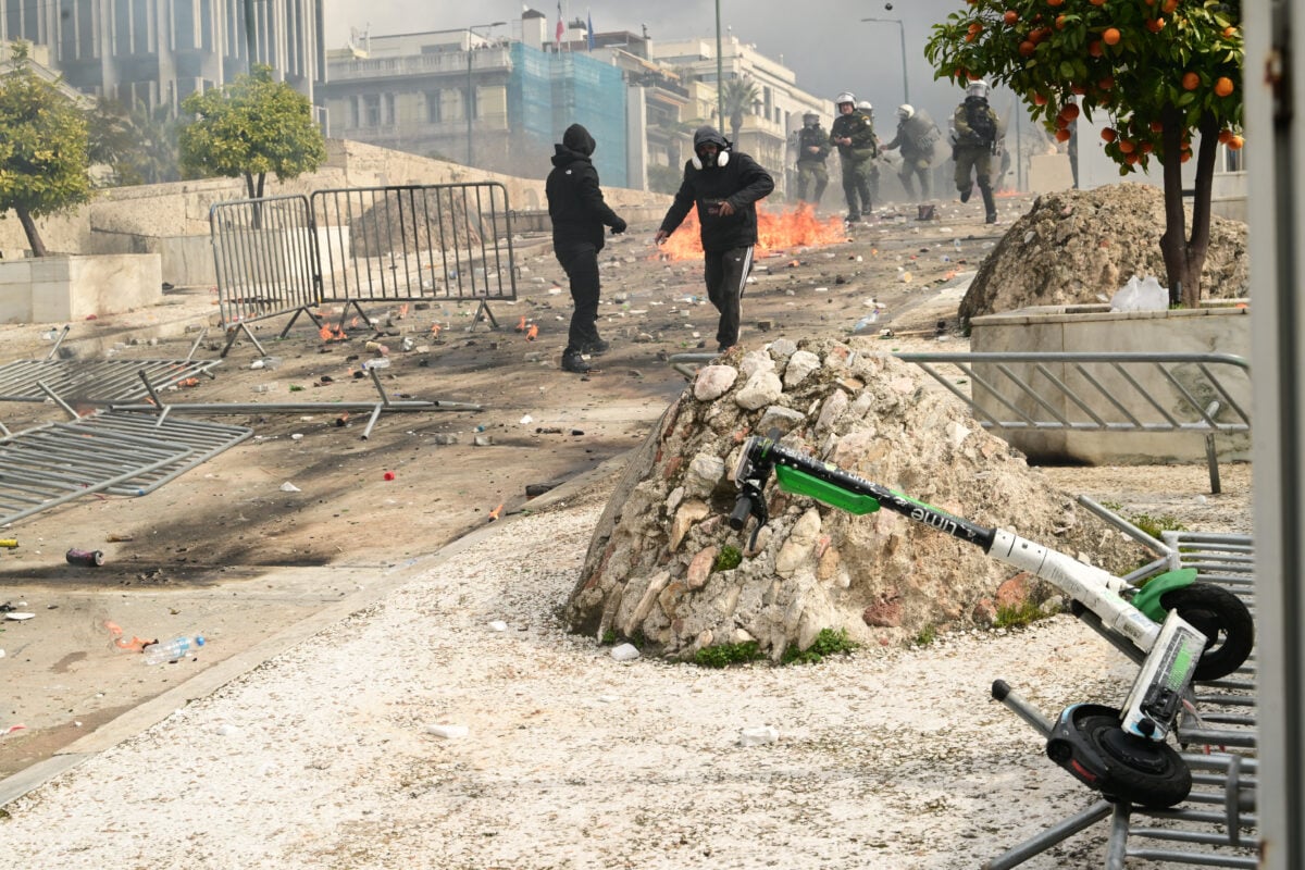 Για κακουργήματα οι συλληφθέντες για τα επεισόδια στο Σύνταγμα