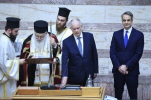 Ορκωμοσία ΠτΔ: Ο όρκος στο Σύνταγμα και οι υπογραφές σε τέσσερις παπύρους σύμφωνα με το τελετουργικό