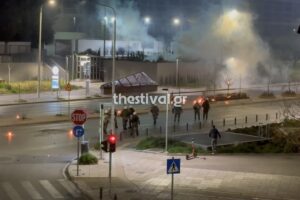 Θεσσαλονίκη: Βίντεο από τη στιγμή που κουκουλοφόροι πετούν μολότοφ στο Μετρό