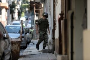 Καμίνια: Απομακρύνθηκε από τον στρατό η χειροβομβίδα που βρέθηκε σε πυλωτή πολυκατοικίας