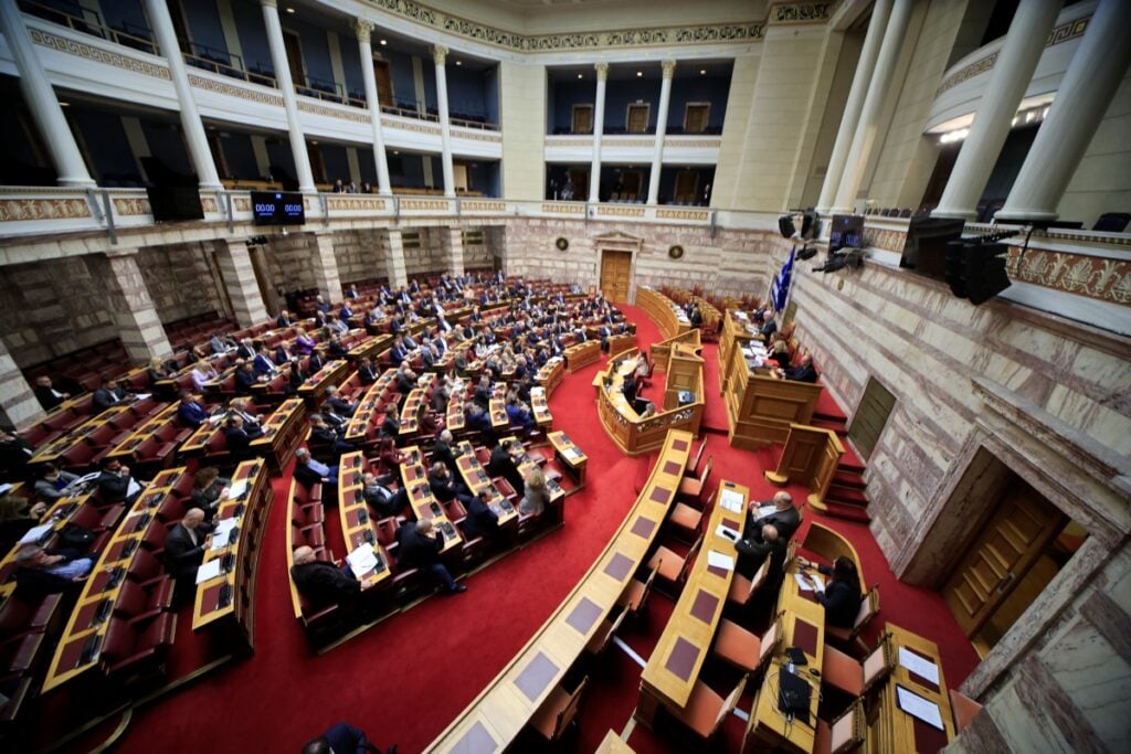 Βουλή Συζήτηση στην Ολομέλεια της Βουλής της πρότασης δυσπιστίας στην κυβέρνηση που κατέθεσε ο πρόεδρος του ΠΑΣΟΚ-Κινήματος Αλλαγής Νίκος Ανδρουλάκης, με αφορμή και το προσφάτως δημοσιευθέν πόρισμα του Εθνικού Οργανισμού Διερεύνησης Αεροπορικών και Σιδηροδρομικών Ατυχημάτων και Ασφάλειας Μεταφορών (ΕΟΔΑΣΑΑΜ) για το σιδηροδρομικό δυστύχημα των Τεμπών, Τετάρτη 5 Μαρτίου 2025. Την πρόταση δυσπιστίας του ΠΑΣΟΚ - Κινήματος Αλλαγής στήριξαν ΣΥΡΙΖΑ - Προοδευτική Συμμαχία, Νέα Αριστερά, Πλεύση Ελευθερίας και ανεξάρτητοι βουλευτές