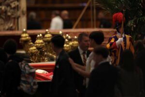 LIVE η κηδεία Πάπα Φραγκίσκου: Όλο το τελετουργικό - Ποιοι ηγέτες θα παραστούν - Η στιγμή που σφραγίζεται το φέρετρο