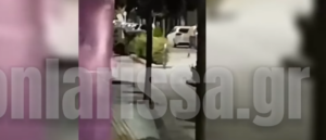 Αναστάτωση στη Λάρισα: Γυμνός άνδρας στη μέση του δρόμου... άκουγε μουσική και έπινε αλκοόλ [βίντεο]
