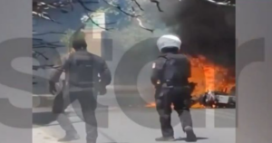 Νέο Ηράκλειο: Μοτοσικλέτα της ΔΙΑΣ τυλίχθηκε στις φλόγες – Σώθηκαν οι αστυνομικοί [βίντεο]