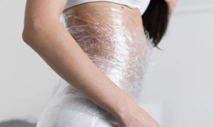 Body Wrap: Πώς γίνεται η μέθοδος με μεμβράνη για αδυνάτισμα- Tι να προσέξεις