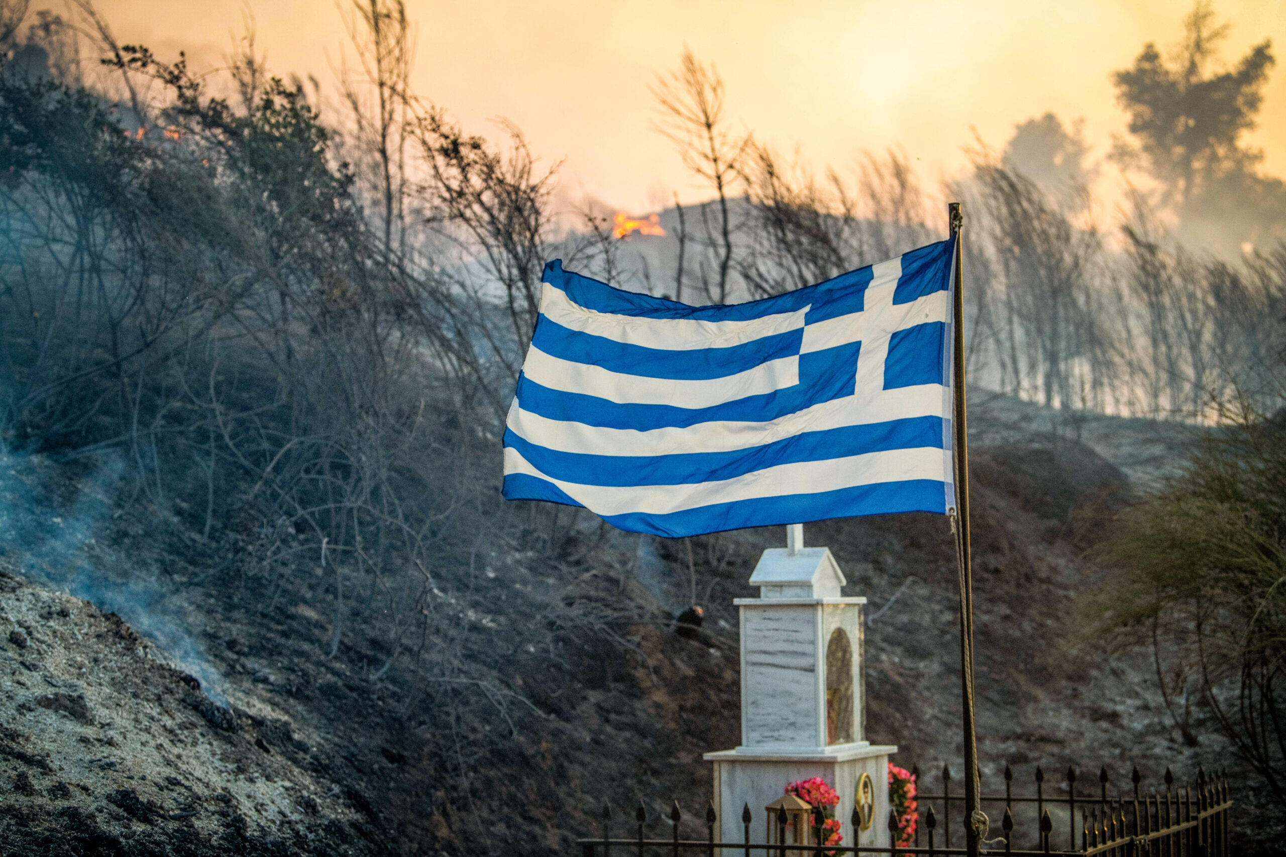 Φωτιές: Σε ύφεση τα πύρινα μέτωπα σε νοτιοανατολική Αττική και Χελιδόνι Ηλείας - Μάχη με διάσπαρτες εστίες, 385 απεγκλωβισμοί - Ελεύθερος Τύπος